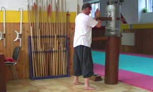 ERIC NIEL lors de son apprentissage de la forme du mannequin de bois du Vinh Xuan